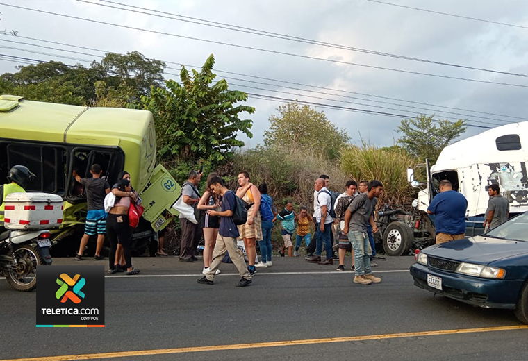 Un muerto y al menos 20 heridos tras choque de tráiler contra bus de ...