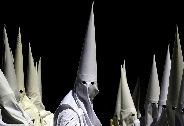 De dónde procede el capirote, el llamativo gorro que llevan los ...