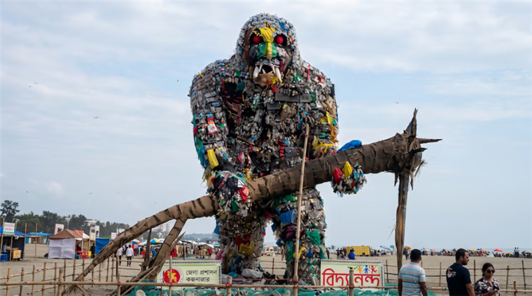 Monstruo gigante hecho con basura plástica sacude a turistas en Bangladesh