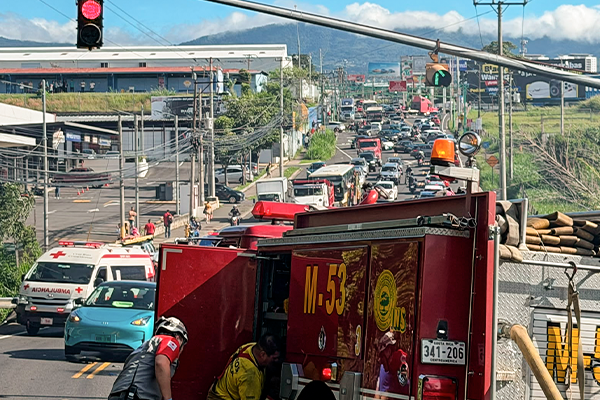 Choque provoca incendio en vehículo en Heredia
