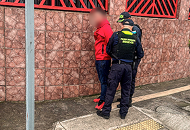 Detienen a jóvenes que intentaron tachar carro en Moravia