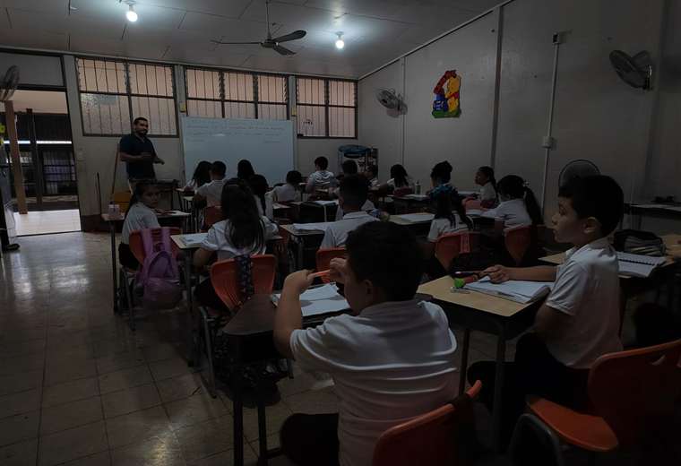 Niños de escuela en Puntarenas reciben clases casi a oscuras y entre ...