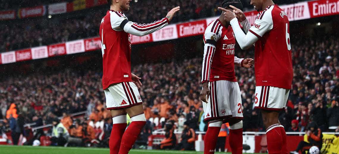 Arsenal alcanza al Manchester City en el liderato de la Premier League