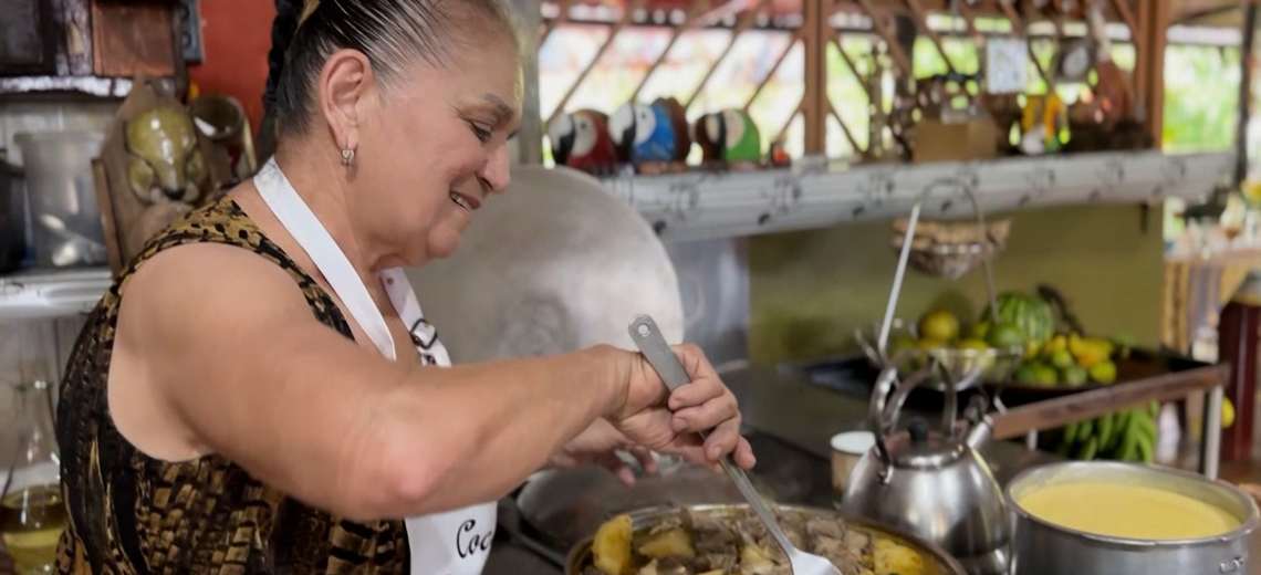 Doña Mara cocina al calor del fogón y hace que sus visitantes se sientan como en casa - Imagen de la noticia