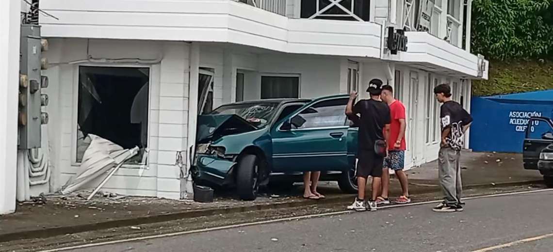 Carro se estrella contra casa tras perder control en curva en Golfito