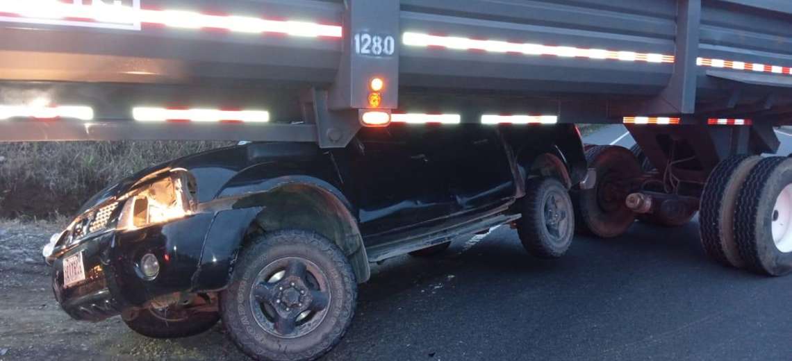 Impactante accidente en Guápiles: pick up queda incrustado debajo de tráiler