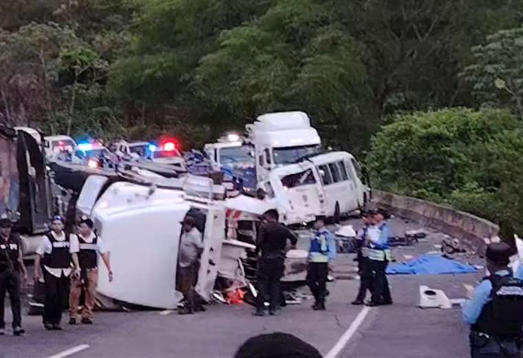 Video: Varios policías muertos y decenas de heridos tras choque de grúa ...