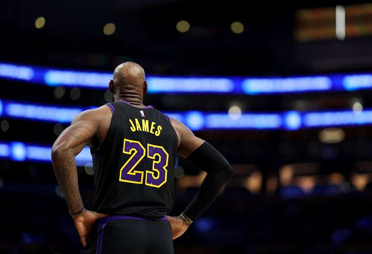 LeBron James anuncia su fichaje por los Philadelphia 76ers | Teletica