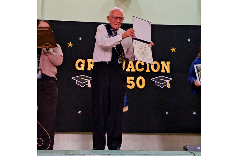 Don Fernando recibió su título de sexto grado 76 años después