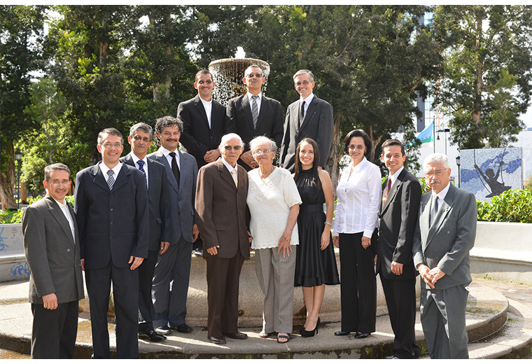 Don Fernando recibió su título de sexto grado 76 años después
