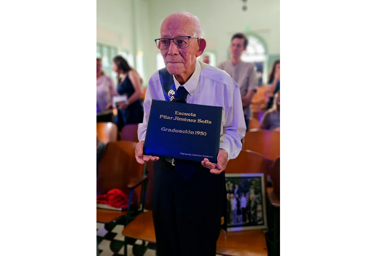 Don Fernando recibió su título de sexto grado 76 años después