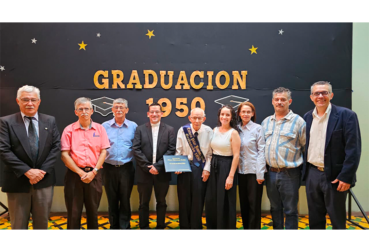 Don Fernando recibió su título de sexto grado 76 años después