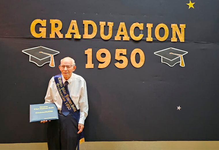 Don Fernando recibió su título de sexto grado 76 años después