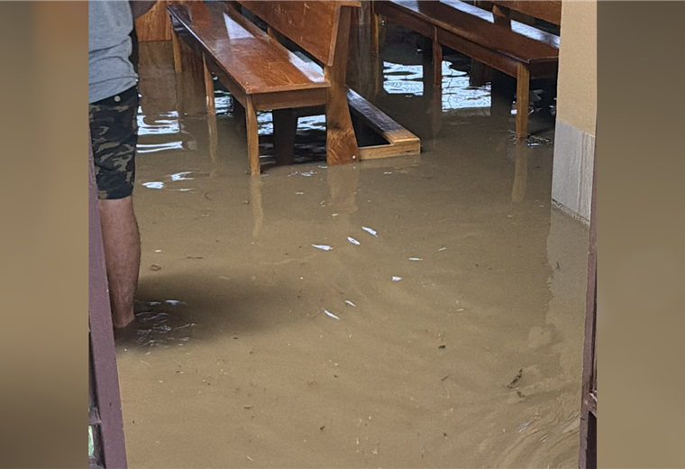 Fuertes lluvias también inundaron la iglesia de Jiménez en Pococí.