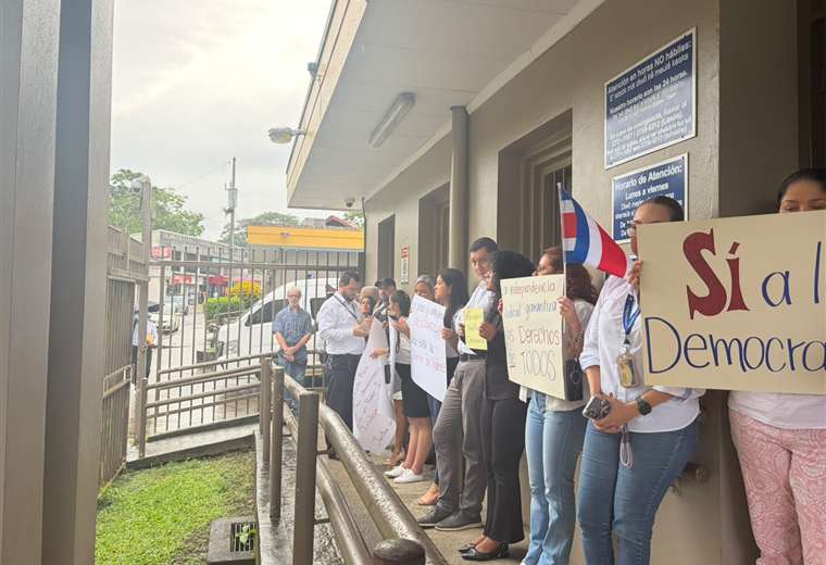 Plantón en defensa del Poder Judicial en Nicoya