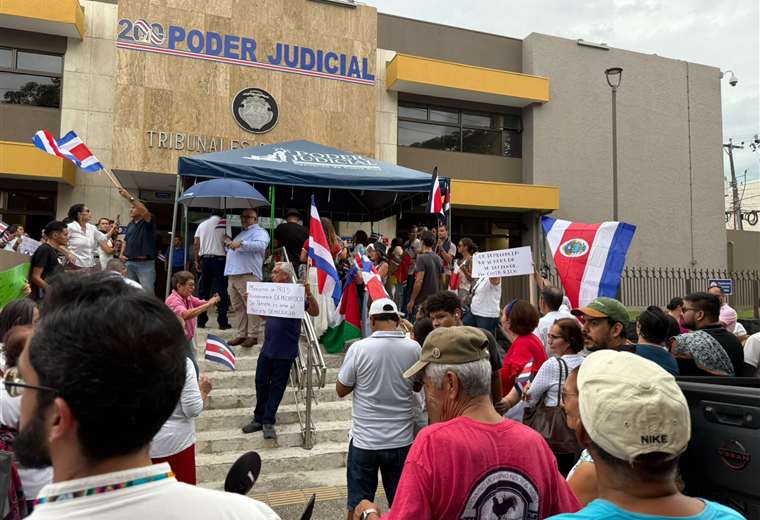 Plantón en defensa del Poder Judicial en Nicoya