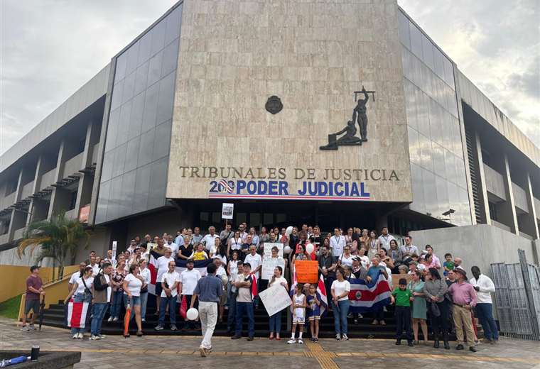Plantón en defensa del Poder Judicial en Guápiles