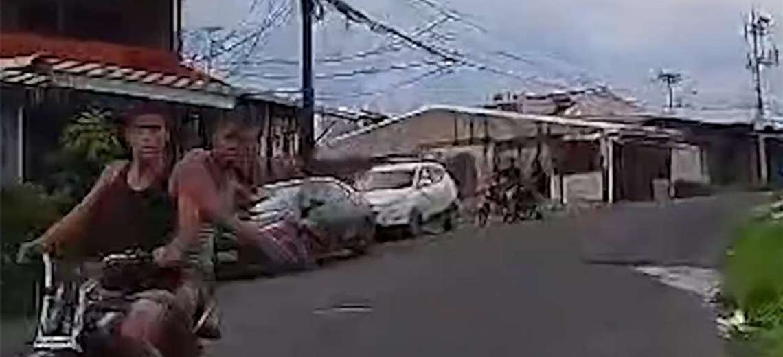 OIJ de Limón recibe denuncia por ataque a pedradas de motociclistas contra carro