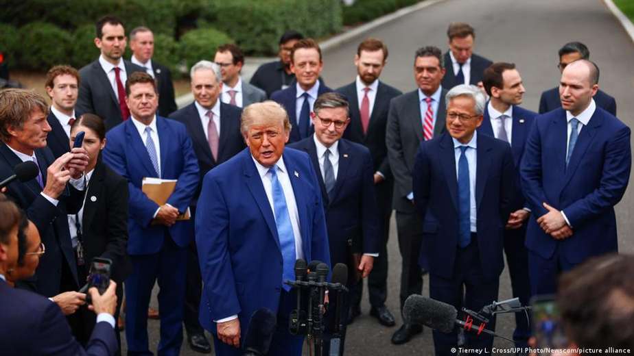 Trump asegura que las empresas de IA aceptaron "autorregularse" - Imagen de la noticia