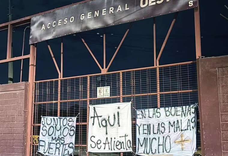 Pancartas en el Saprissa. Foto: Monstruo Locura