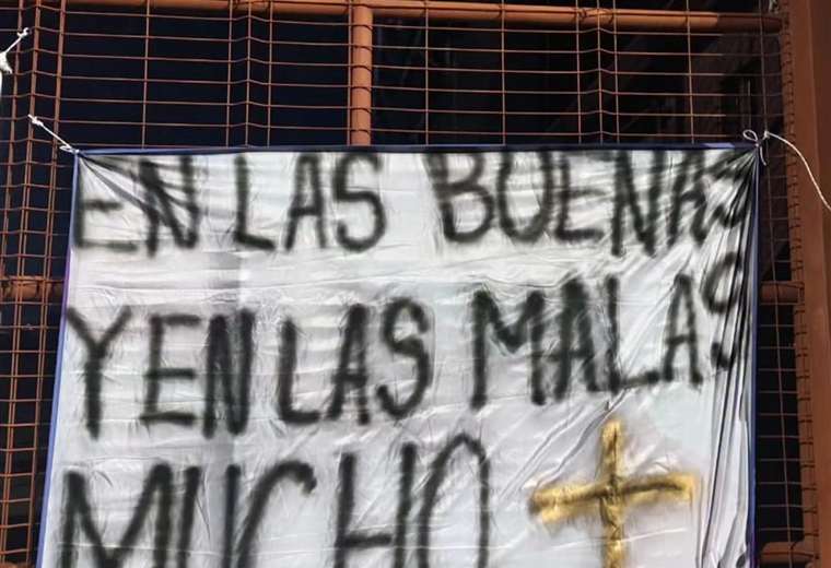 Pancartas en el Saprissa. Foto: Monstruo Locura