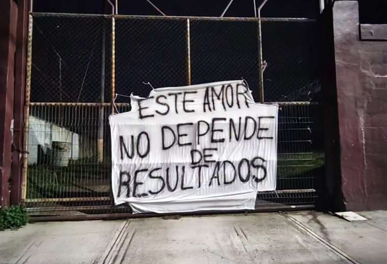 Pancartas en el Saprissa. Foto: Monstruo Locura